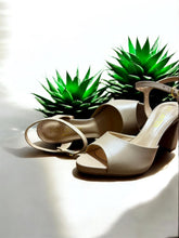 PATI LANTIERI SANDÁLIA SALTO BLOCO MÉDIO