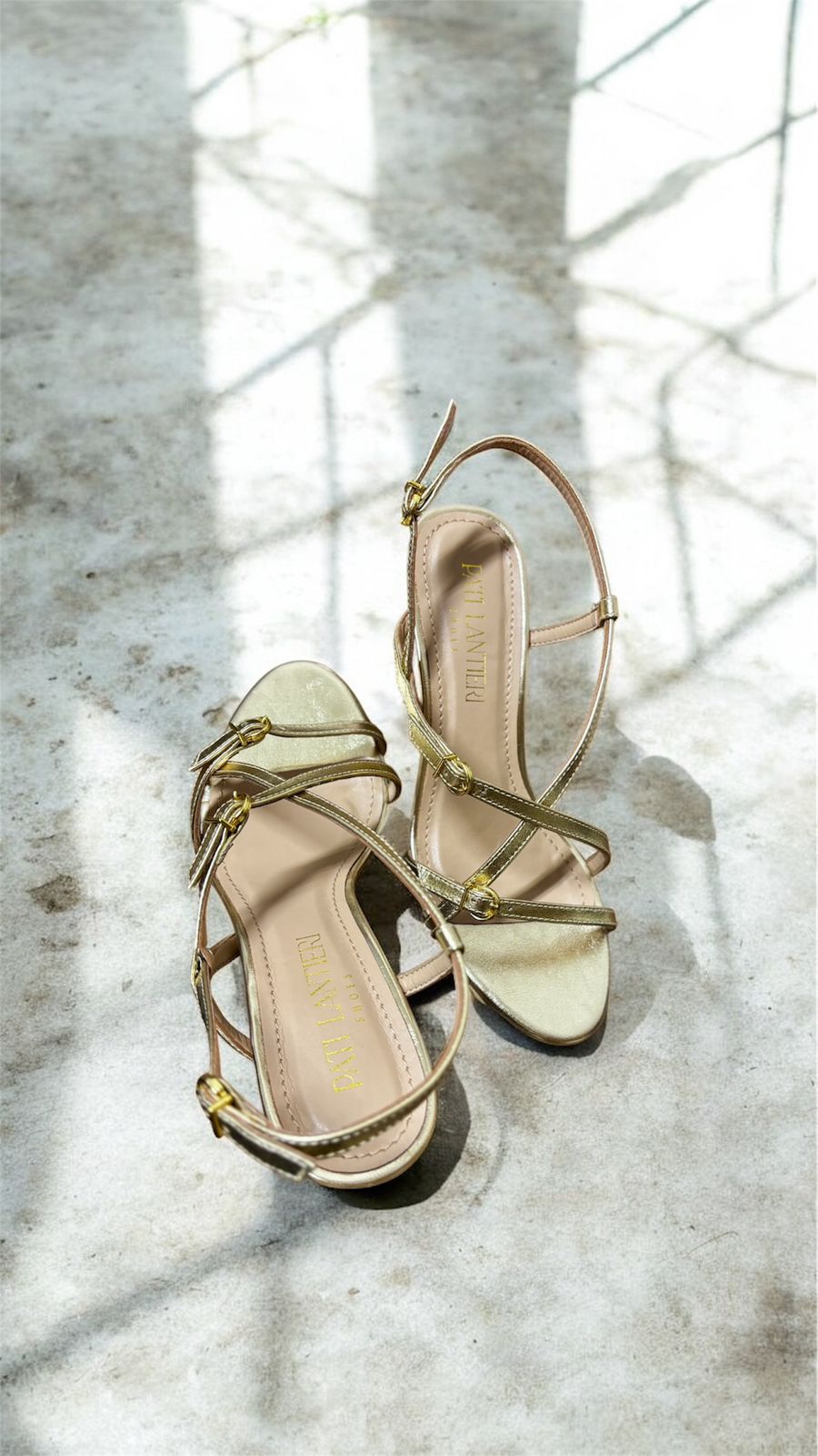 PATI LANTIERI SANDÁLIA SALTO FINO MÉDIO