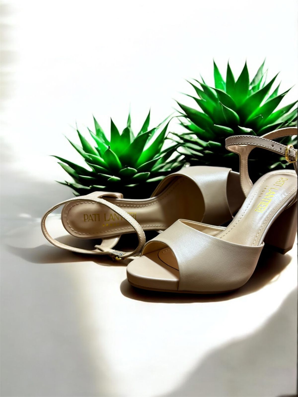 PATI LANTIERI SANDÁLIA SALTO BLOCO MÉDIO