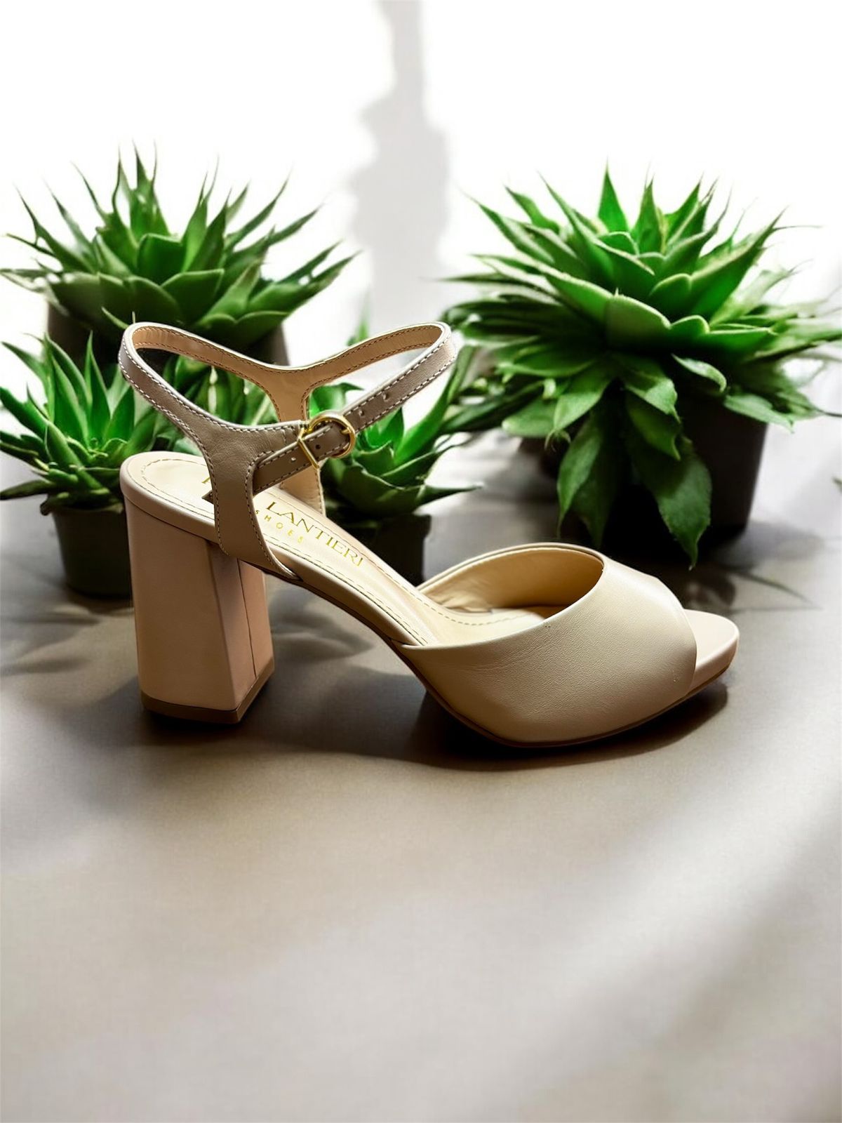 PATI LANTIERI SANDÁLIA SALTO BLOCO MÉDIO