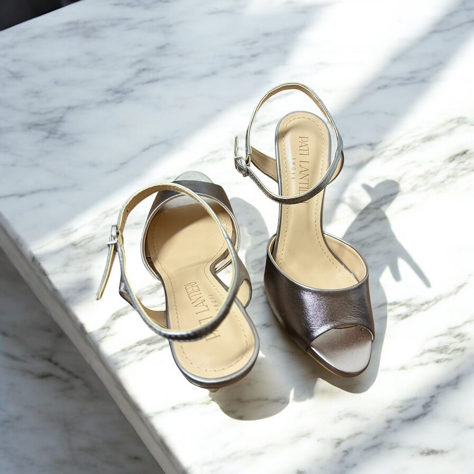 PATI LANTIERI SANDÁLIA SALTO FINO MÉDIO