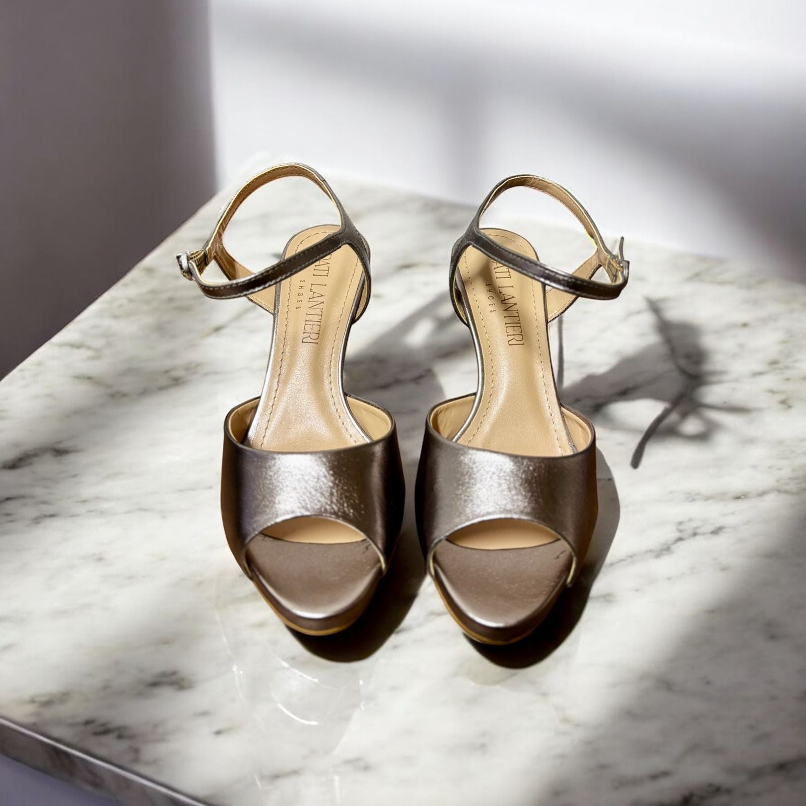 PATI LANTIERI SANDÁLIA SALTO FINO MÉDIO