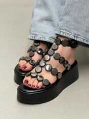 Flatform Romana Medalhas Preta