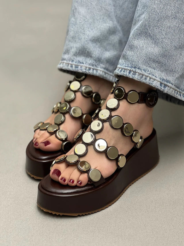 Flatform Romana Medalhas Preta