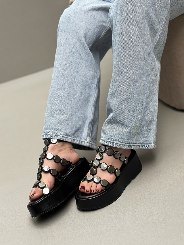 Flatform Romana Medalhas Preta