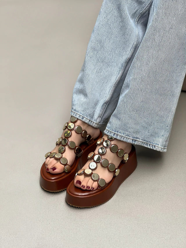 Flatform Romana Medalhas Preta